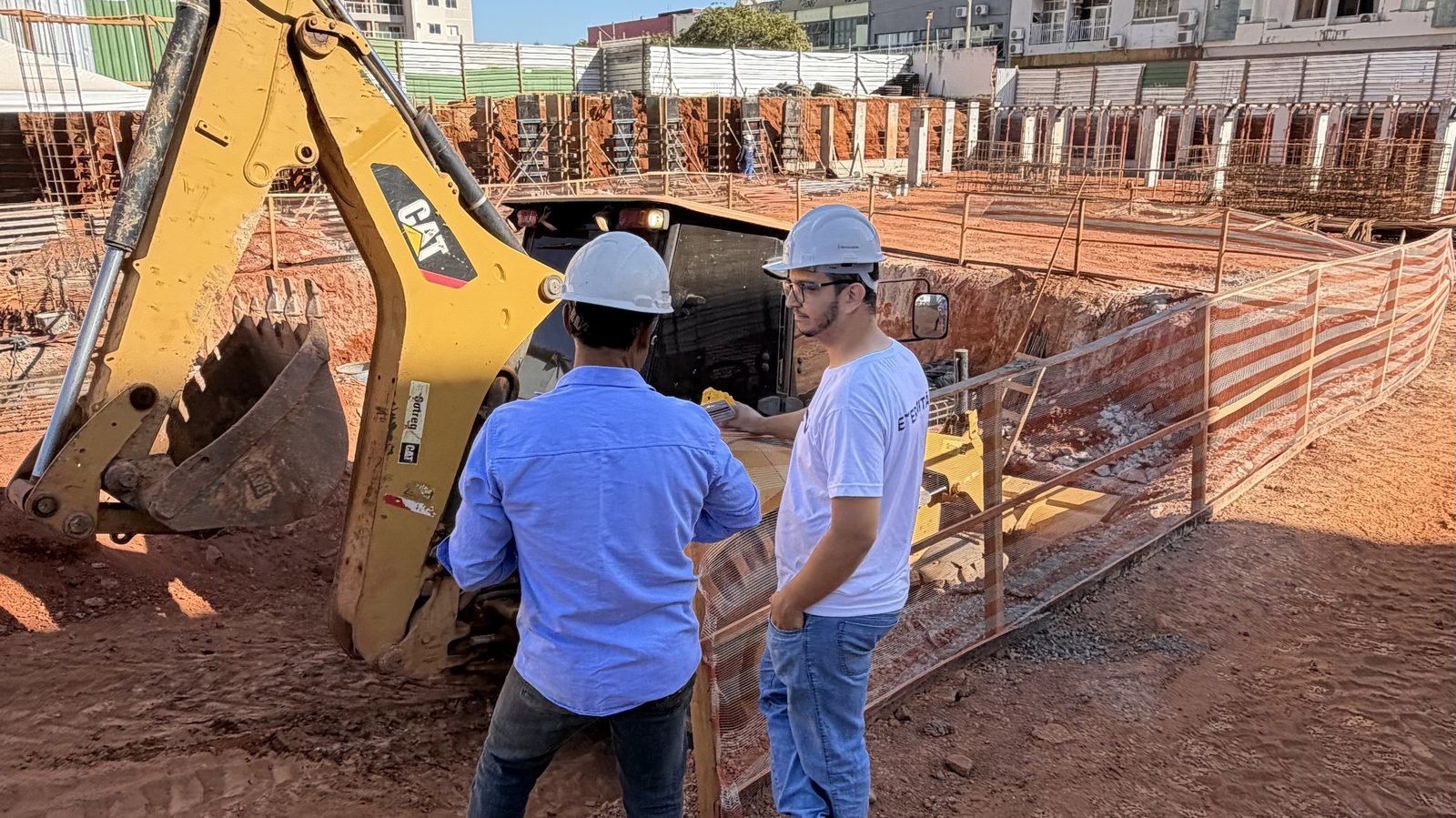 Engenheiros acompanhando a execução da fundação em canteiro de obra